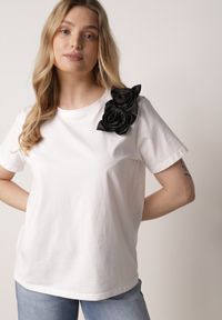 Born2be - Biało-Czarny Klasyczny T-shirt z Bawełny Zdobiony Aplikacją 3D w Kształcie Kwiatów Noebel. Okazja: na co dzień. Kolor: biały. Materiał: bawełna. Wzór: kwiaty, aplikacja. Styl: klasyczny #1