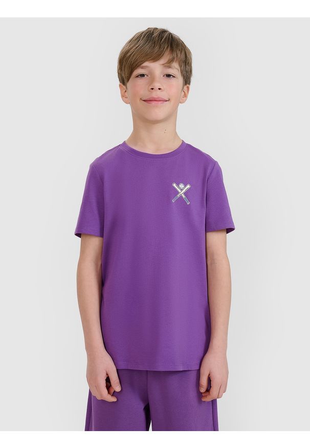 4f - 4F T-shirt regular z nadrukiem chłopięcy - fioletowy 140 (9-10 lat). Okazja: na co dzień. Kolor: fioletowy. Materiał: dzianina, jersey, bawełna. Długość rękawa: krótki rękaw. Długość: krótkie. Wzór: nadruk. Sezon: lato. Styl: sportowy, klasyczny, casual