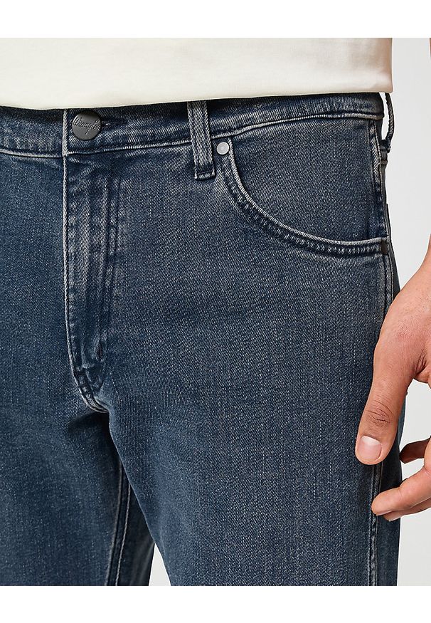 Wrangler - WRANGLER GREENSBORO MĘSKIE SPODNIE JEANSOWE JEANSY DŻINSY STORMY WASH 112357413 W15Q017437