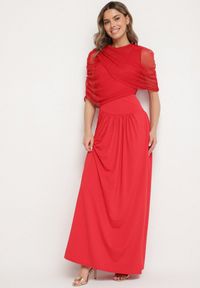 Born2be - Czerwona Koktajlowa Sukienka Zdobiona Marszczeniem z Siateczkową Narzutką Millanea. Okazja: na co dzień. Kolor: czerwony. Wzór: aplikacja. Typ sukienki: proste. Styl: wizytowy #1