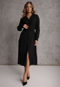 Renee - Czarna Koszulowa Sukienka z Wiskozy z Asymetrycznym Drapowaniem i Guzikiem Hetasa. Okazja: na co dzień. Kolor: czarny. Materiał: wiskoza. Długość rękawa: długi rękaw. Typ sukienki: asymetryczne, koszulowe. Styl: casual, elegancki #2