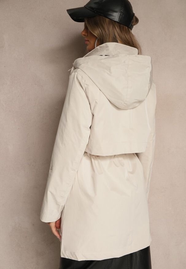 Renee - Jasnobeżowa Kurtka Parka Ozdobiona Sznurkami przy Odpinanym Kapturze Loriballe. Okazja: na co dzień. Kolor: beżowy. Materiał: jeans. Wzór: aplikacja. Sezon: jesień. Styl: casual