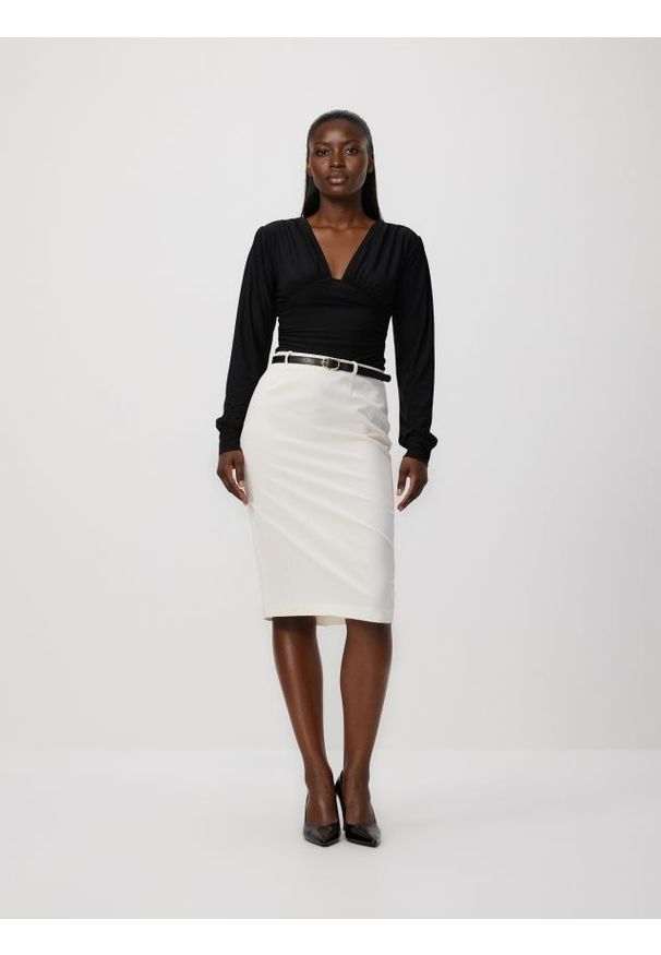 Reserved - Spódnica z paskiem - biały. Kolor: biały. Materiał: tkanina, wiskoza