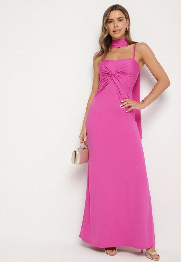 Born2be - Fuksjowa Taliowana Sukienka Ozdobiona Szalem i Marszczeniem Melovea. Okazja: na co dzień. Kolor: różowy. Materiał: skóra. Długość rękawa: na ramiączkach. Wzór: aplikacja. Styl: casual, elegancki