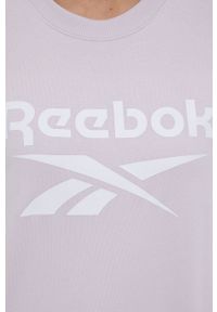 Reebok bluza HB2303 damska kolor fioletowy z nadrukiem. Okazja: na co dzień. Kolor: fioletowy. Materiał: włókno, materiał. Wzór: nadruk. Styl: casual