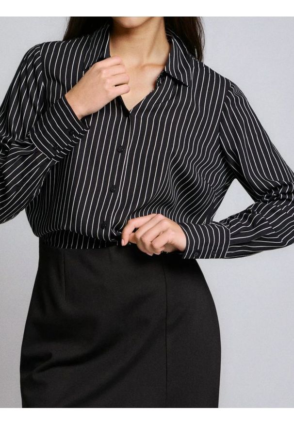 Sinsay - Koszula z wiskozy w paski - czarny. Kolor: czarny. Materiał: wiskoza. Wzór: paski