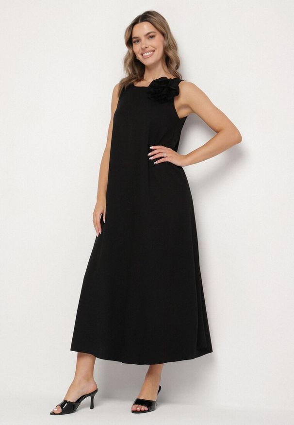 Born2be - Czarny Kombinezon z Wiskozą i Broszką Kwiatu 3D Odellira. Okazja: na co dzień. Kolor: czarny. Materiał: wiskoza. Wzór: kwiaty. Styl: casual, elegancki