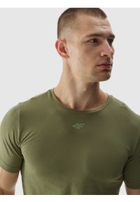 4f - 4F Koszulka treningowa bezszwowa męska - khaki S/M. Kolor: oliwkowy, wielokolorowy, brązowy. Materiał: skóra, włókno, dzianina, materiał, syntetyk. Długość rękawa: krótki rękaw. Długość: krótkie. Wzór: gładki, ze splotem. Sport: fitness