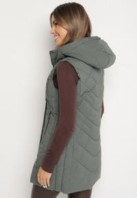 Born2be - Zielona Taliowana Kamizelka z Pikowanymi Przeszyciami i Kapturem Tuloria. Okazja: na spacer. Kolor: zielony. Materiał: jeans #4