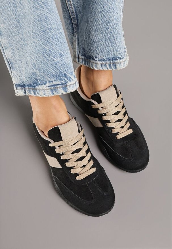 Born2be - Czarno-Beżowe Sneakersy z Ozdobnym Paskiem Naliovela. Okazja: na co dzień. Zapięcie: pasek. Kolor: czarny. Materiał: jeans