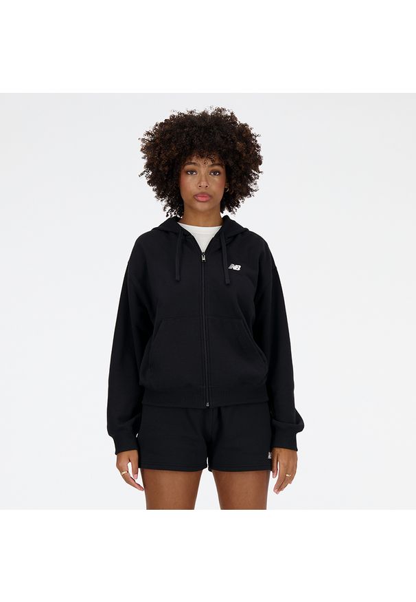 Bluza damska New Balance WJ41501BK – czarna. Okazja: na co dzień. Typ kołnierza: kaptur. Kolor: czarny. Materiał: dresówka, poliester, materiał, bawełna, prążkowany. Wzór: ze splotem. Styl: casual, klasyczny
