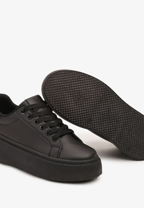 Renee - Czarne Basicowe Sneakersy na Platformie Tiaeliana. Okazja: na co dzień. Kolor: czarny. Materiał: jeans. Wzór: aplikacja. Obcas: na platformie