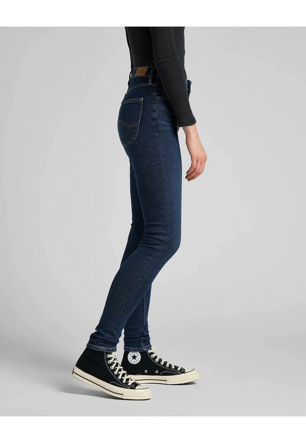 Lee - LEE IVY DAMSKIE SPODNIE JEANSOWE WORN WILLOW L32ETVVA 112143844. Stan: podwyższony. Długość: długie. Wzór: aplikacja. Styl: vintage, retro