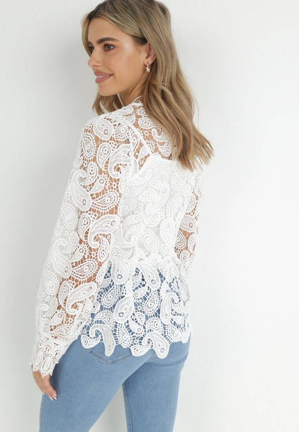 Born2be - Biała Koronkowa Bluzka z Długim Rękawem i Topem Padilla. Kolor: biały. Materiał: koronka. Długość rękawa: długi rękaw. Długość: długie. Wzór: koronka