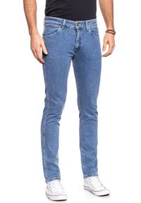 Wrangler - WRANGLER SPODNIE MĘSKIE RETRO TAPERED STRETCH MID W1P8FK054. Stan: obniżony. Wzór: aplikacja. Styl: retro