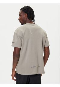 Adidas - adidas T-Shirt National Geographic KC2350 Beżowy Loose Fit. Kolor: beżowy. Materiał: syntetyk, bawełna #3