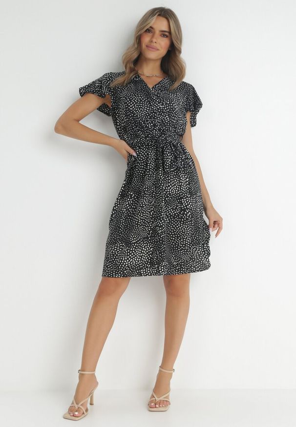 Born2be - Czarna Sukienka Kepherine. Kolor: czarny. Materiał: tkanina, materiał. Wzór: kropki. Typ sukienki: kopertowe. Długość: mini