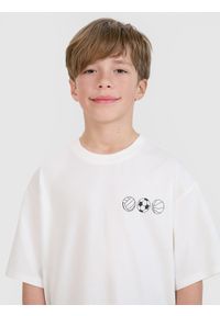 4f - 4F T-shirt oversize z nadrukiem chłopięcy - biały 158 (12-13 lat). Okazja: na co dzień. Kolor: biały. Materiał: dzianina, bawełna, jersey. Długość rękawa: krótki rękaw. Długość: krótkie. Wzór: nadruk. Sezon: lato. Styl: klasyczny, sportowy, casual