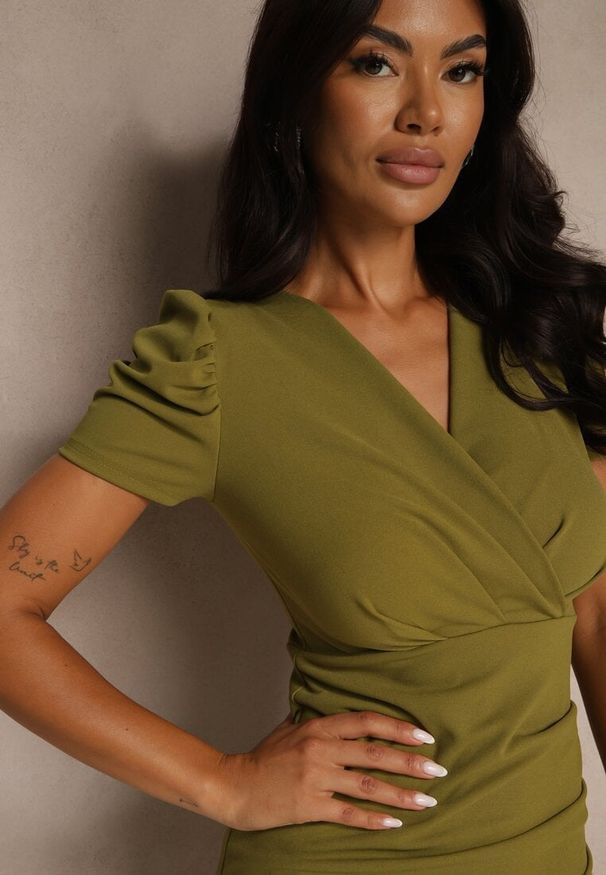 Renee - Jasnozielona Kopertowa Sukienka z Bufiastymi Rękawami Halmeira. Kolor: zielony. Typ sukienki: kopertowe. Styl: elegancki, klasyczny