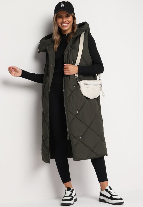 Born2be - Ciemnozielona Kamizelka z Pikowaniem Wykończona Kołnierzem i Kapturem Mivianae. Kolor: zielony. Materiał: jeans. Styl: elegancki