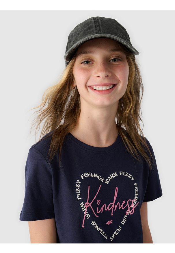 4f - 4F T-shirt z nadrukiem dziewczęcy - granatowy 146 (10-11 lat). Okazja: na co dzień. Kolor: niebieski. Materiał: bawełna, jersey, dzianina. Długość rękawa: krótki rękaw. Długość: krótkie. Wzór: nadruk. Sezon: lato. Styl: sportowy, klasyczny, casual