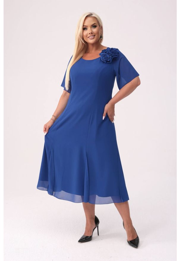 Moda Size Plus Iwanek - Elegancka szyfonowa sukienka Catalina w chabrowym kolorze na wesele PLUS SIZE XXL. Okazja: na wesele, na ślub cywilny. Kolekcja: plus size. Kolor: niebieski. Materiał: szyfon. Długość rękawa: krótki rękaw. Wzór: aplikacja, kwiaty. Typ sukienki: dla puszystych. Styl: elegancki. Długość: midi