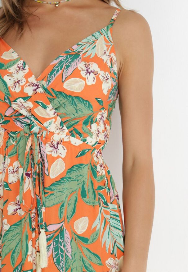 Born2be - Pomarańczowa Sukienka Nerin. Okazja: na spacer, na plażę. Typ kołnierza: dekolt kopertowy. Kolor: pomarańczowy. Wzór: nadruk, kwiaty. Typ sukienki: kopertowe. Materiał: tkanina. Długość rękawa: na ramiączkach. Styl: boho. Długość: maxi