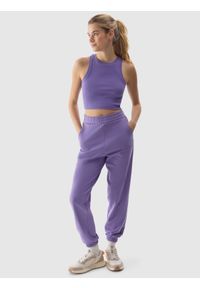 4f - Spodnie dresowe joggery damskie - fioletowe. Kolor: fioletowy. Materiał: dresówka. Wzór: ze splotem, gładki #1