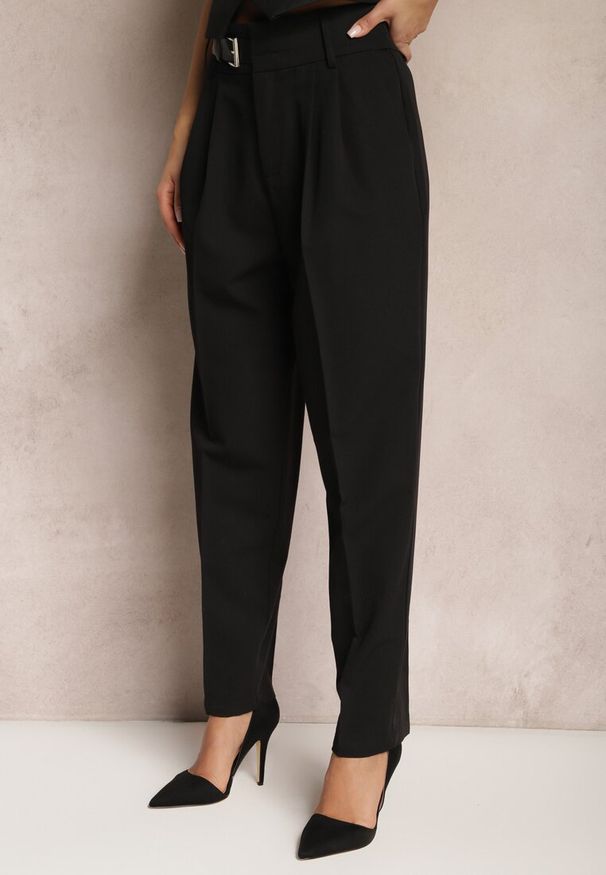 Renee - Czarne Szerokie Spodnie Garniturowe Ozdobione Paskiem z Klamrą Aniref. Kolor: czarny. Wzór: aplikacja