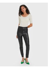 Vero Moda Spodnie z imitacji skóry Lana 10269992 Czarny Slim Fit. Kolor: czarny. Materiał: skóra #2