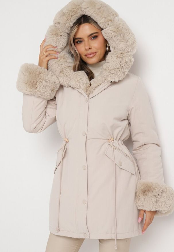 Born2be - Beżowa Kurtka Parka z Ozdobnym Futerkiem Ikhana. Kolor: beżowy. Materiał: futro