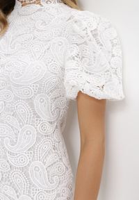 Born2be - Biała Koronowa Sukienka ze Stójką i Bufiastym Rękawem Suminori. Typ kołnierza: kołnierzyk stójkowy. Kolor: biały. Materiał: koronka. Długość: mini #4