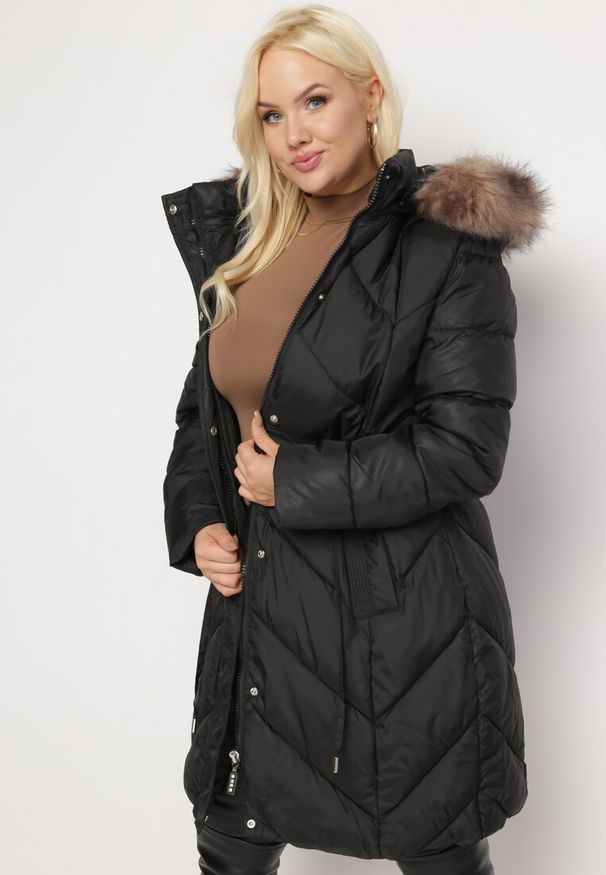 Born2be - Czarna Pikowana Kurtka przed Kolano ze Ściągaczem i Kapturem z Futerkiem Lemeki. Kolor: czarny. Materiał: futro
