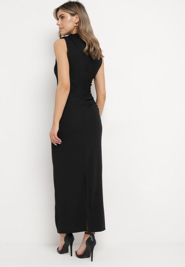 Born2be - Czarna Dopasowana Sukienka Bodycon z Dekoracyjnym Marszczeniem Bez Rękawów Tykena. Okazja: na imprezę. Kolor: czarny. Długość rękawa: bez rękawów. Typ sukienki: bodycon. Styl: wizytowy