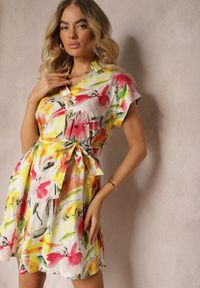 Renee - Żółto-Biała Rozkloszowana Sukienka Mini z Kołnierzem i Krótkim Rękawem z Bawełny w Kwiaty Thatine. Typ kołnierza: kołnierzyk klasyczny. Kolor: żółty. Materiał: bawełna. Długość rękawa: krótki rękaw. Wzór: kwiaty. Typ sukienki: koszulowe. Styl: klasyczny. Długość: mini