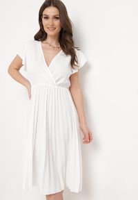 Born2be - Biała Rozkloszowana Sukienka Midi z Kopertową Górą i Plisowanym Dołem Alissu. Kolor: biały. Typ sukienki: kopertowe. Styl: klasyczny, elegancki. Długość: midi #3