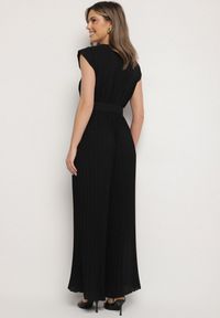 Born2be - Czarny Kombinezon o Kopertowym Kroju z Plisami i Paskiem w Talii Salivania. Okazja: na ślub cywilny, na imprezę, na wesele, na studniówkę. Kolor: czarny. Styl: klasyczny, elegancki #3