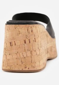 Born2be - Czarne Klapki VICES z Kwadratowym Noskiem na Koturnie z Imitacji Korka Cordereida. Okazja: na co dzień. Kolor: czarny. Materiał: jeans, len. Wzór: haft. Sezon: lato. Obcas: na koturnie. Styl: casual #3