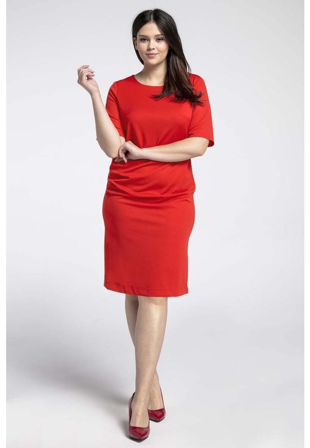 Nommo - Czerwona Prosta Sukienka z Marszczeniem PLUS SIZE. Kolekcja: plus size. Kolor: czerwony. Materiał: poliester, wiskoza. Typ sukienki: proste, dla puszystych