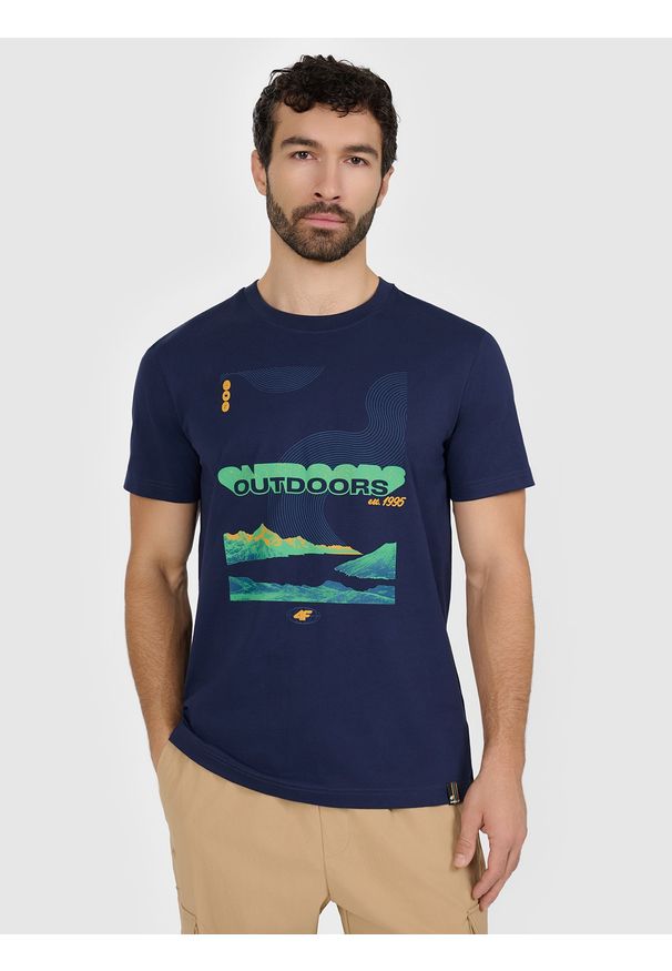 4f - 4F T-shirt regular z nadrukiem męski - granatowy S. Okazja: na co dzień. Kolor: niebieski. Materiał: dzianina, bawełna. Długość rękawa: krótki rękaw. Długość: krótkie. Wzór: nadruk. Styl: casual