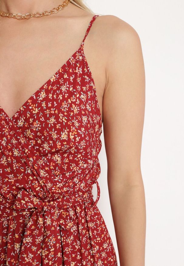 Born2be - Bordowa Sukienka z Wiskozy Eudaia. Typ kołnierza: dekolt kopertowy. Kolor: czerwony. Wzór: aplikacja, kwiaty. Typ sukienki: rozkloszowane, kopertowe. Materiał: wiskoza. Długość rękawa: na ramiączkach. Sezon: lato. Styl: wakacyjny. Długość: mini