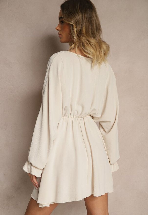 Renee - Jasnobeżowa Rozkloszowana Sukienka z Gumką w Talii i przy Mankietach Tesunela. Okazja: na co dzień. Kolor: beżowy. Styl: elegancki, casual