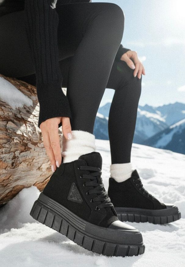 Born2be - Czarne Botki Vices w Stylu Traperów z Grubą Tłoczoną Podeszwą z Ozdobą Alurriva. Okazja: na co dzień. Kolor: czarny. Materiał: jeans. Wzór: aplikacja. Styl: casual