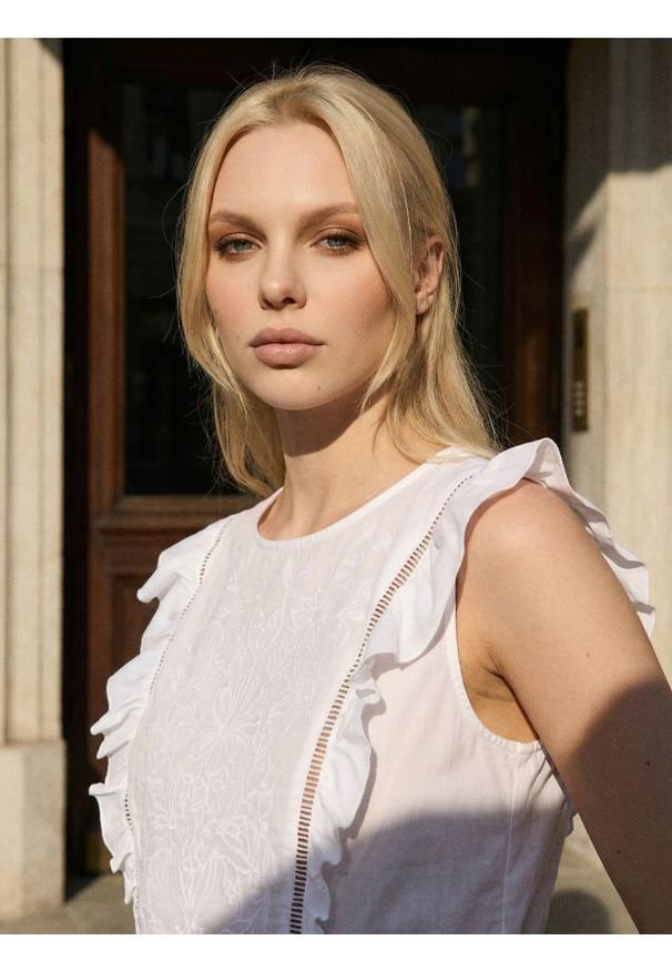 Sinsay - Bawełniana koszulowa bluzka bez rękawów z haftem - biały. Kolor: biały. Materiał: bawełna. Długość rękawa: bez rękawów. Wzór: haft