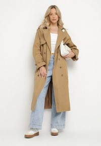 Born2be - Jasnobrązowy Długi Płaszcz Trencz Dwurzędowy z Paskiem w Talii Cadenite. Typ kołnierza: kolnierz wykładany. Kolor: brązowy. Długość: długie #5