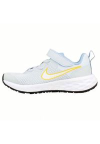 Buty do chodzenia dla dzieci Nike Revolution 6. Zapięcie: rzepy. Kolor: biały. Materiał: guma, materiał, tkanina, syntetyk. Szerokość cholewki: normalna. Model: Nike Revolution. Sport: turystyka piesza