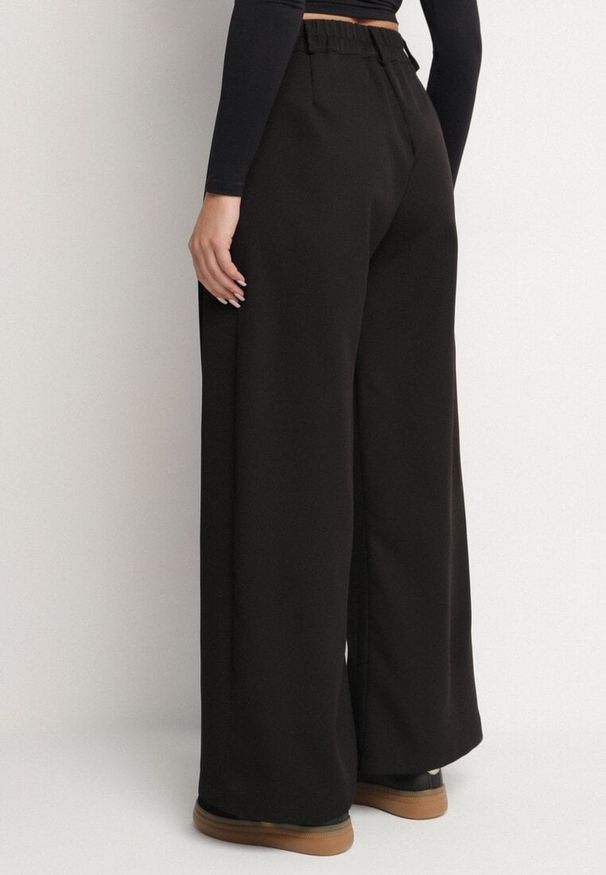 Born2be - Czarne Spodnie Garniturowe o Szerokim Kroju z Zakładkami i Wysokim Stanem Ulianeria. Okazja: do pracy, na co dzień, na spotkanie biznesowe. Stan: podwyższony. Kolor: czarny. Styl: casual, klasyczny, biznesowy