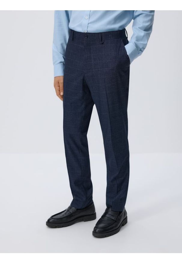 Reserved - Spodnie garniturowe slim fit - granatowy. Kolor: niebieski. Materiał: tkanina