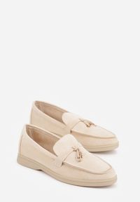 Born2be - Beżowe Mokasyny z Imitacji Zamszu z Ozdobnym Przeszyciem i Zawieszką Veleyra. Okazja: na co dzień, do pracy, na spotkanie biznesowe. Kolor: beżowy. Materiał: zamsz. Styl: biznesowy, klasyczny, casual #7