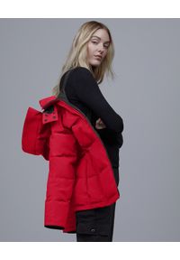 CANADA GOOSE - Czerwona kurtka Chelsea. Kolor: czerwony. Materiał: bawełna, poliester, materiał, futro, puch. Wzór: aplikacja. Styl: klasyczny #10